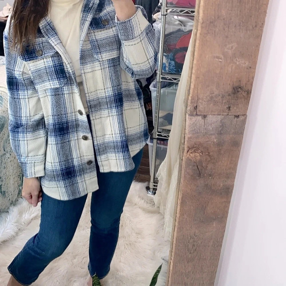 Time and Tru blue plaid shacket size medium with pockets - Picture 2 of 8